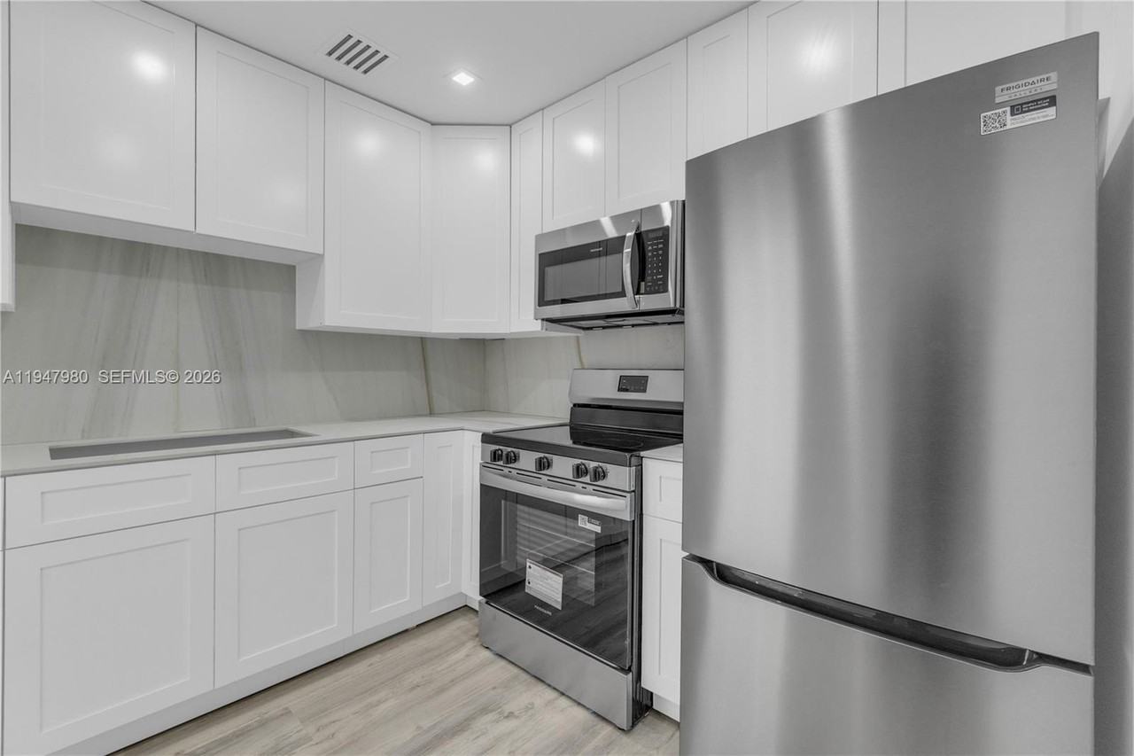 7925 Carlyle Ave #402 - Photo 5 of 19