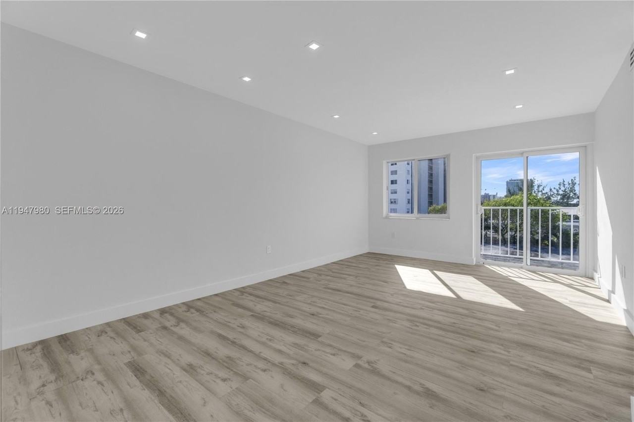 7925 Carlyle Ave #402 - Photo 4 of 19