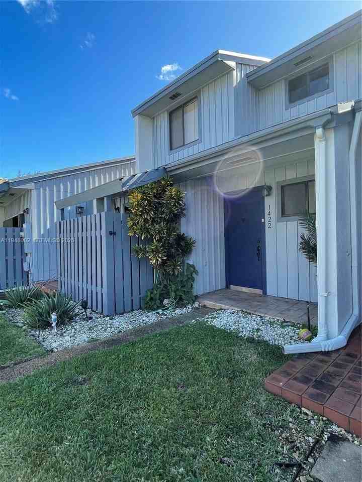 1422 Amanda St #1422 - Photo 2 of 25