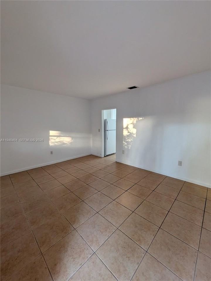 431 Ne 64th St #2 - Photo 3 of 8