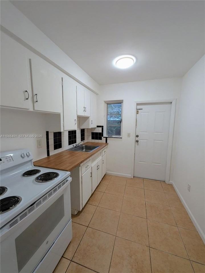 431 Ne 64th St #2 - Photo 4 of 8