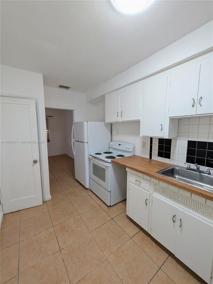 431 Ne 64th St #2 - Photo 5 of 8