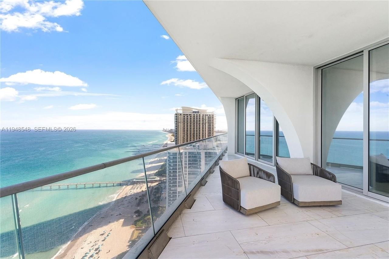 16901 Collins Ave #3005 - Photo 3 of 31