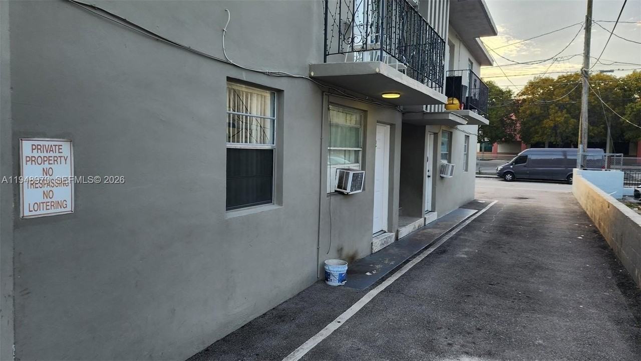 329 Sw 6th Ave #2 - Photo 3 of 16