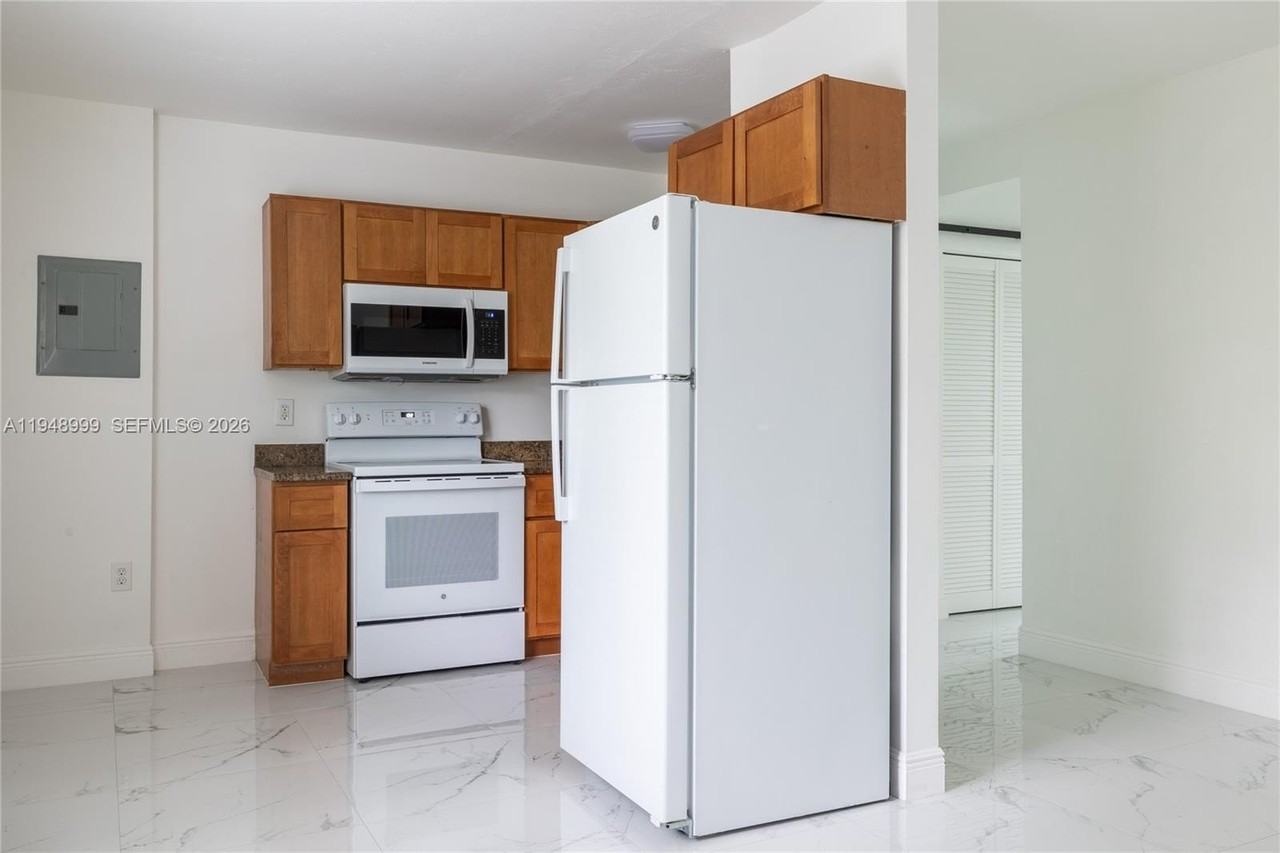 979 Sw 10th St #4 - Photo 3 of 21