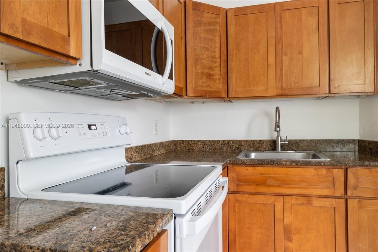 979 Sw 10th St #4 - Photo 4 of 21