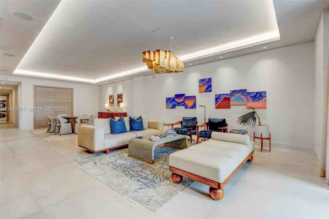 515 Valencia Ave #604 - Photo 5 of 23