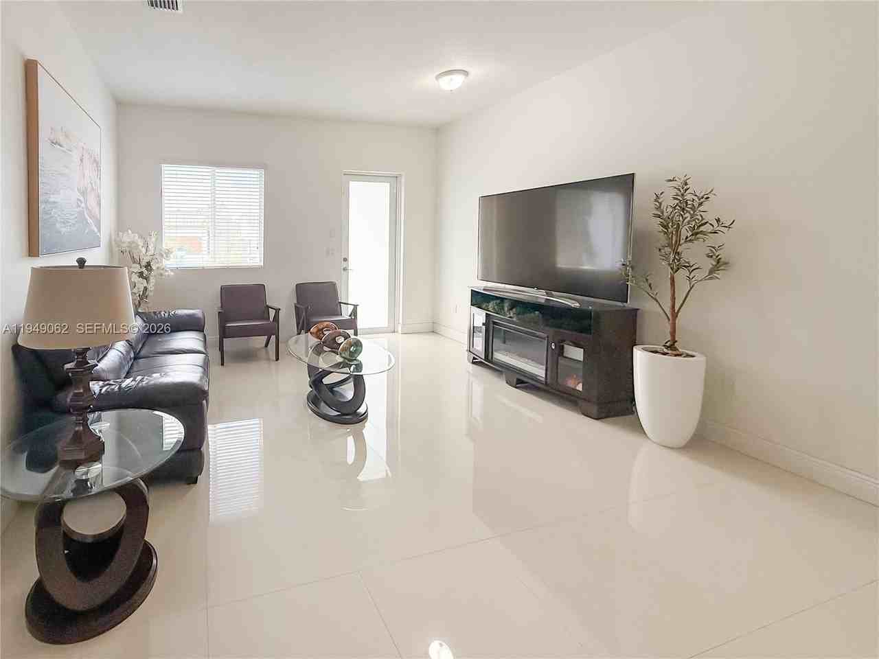 17931 Sw 152nd Ave - Photo 4 of 29