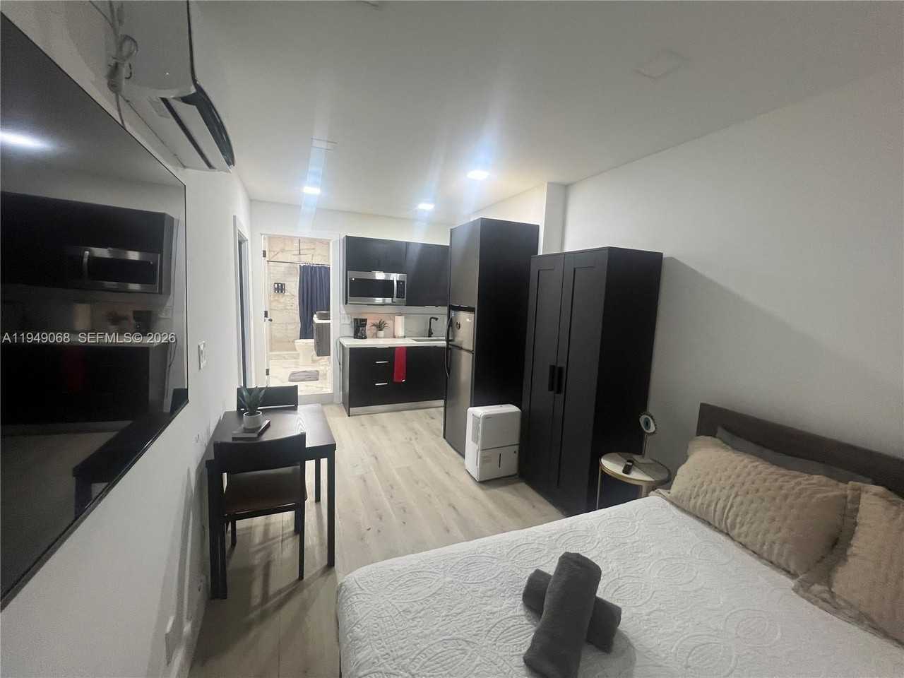 2723 Sw 13th St - Photo 2 of 10