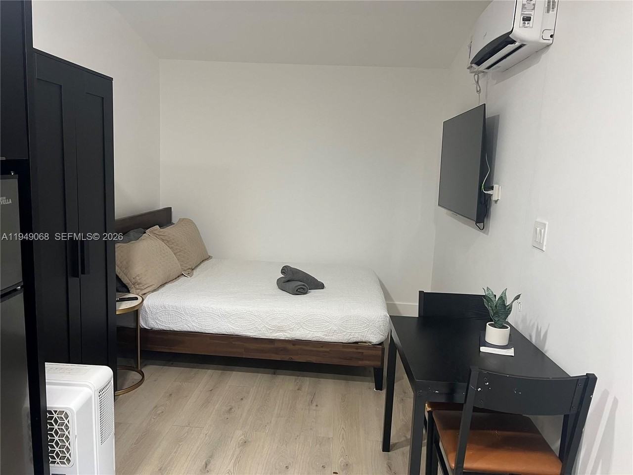 2723 Sw 13th St - Photo 3 of 10