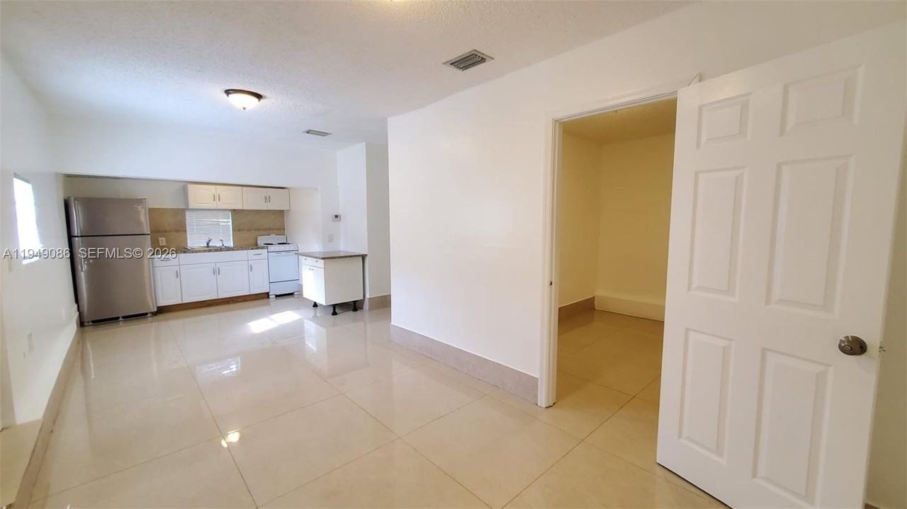 2124 Scott St - Photo 3 of 12