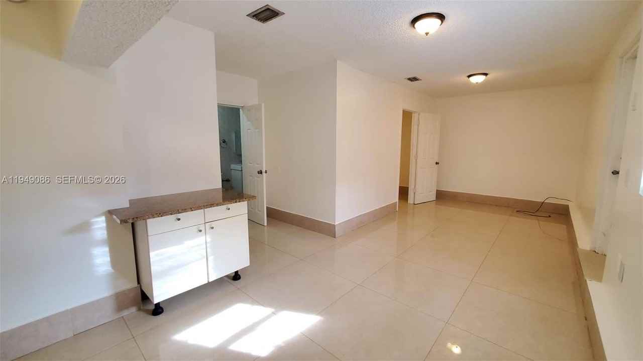 2124 Scott St - Photo 6 of 12