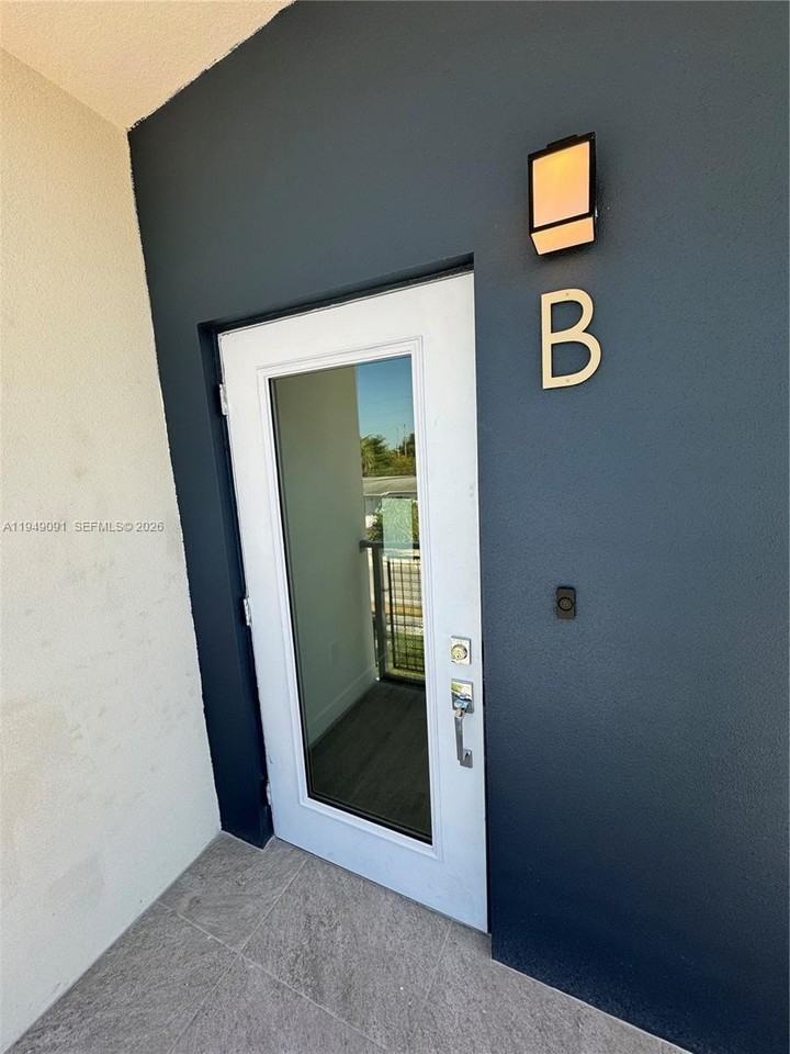 526 Nw 6th St #B - Photo 2 of 19