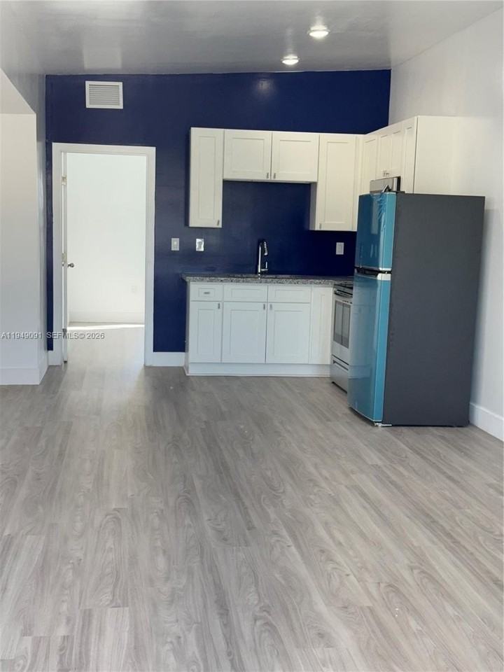 526 Nw 6th St #B - Photo 3 of 19