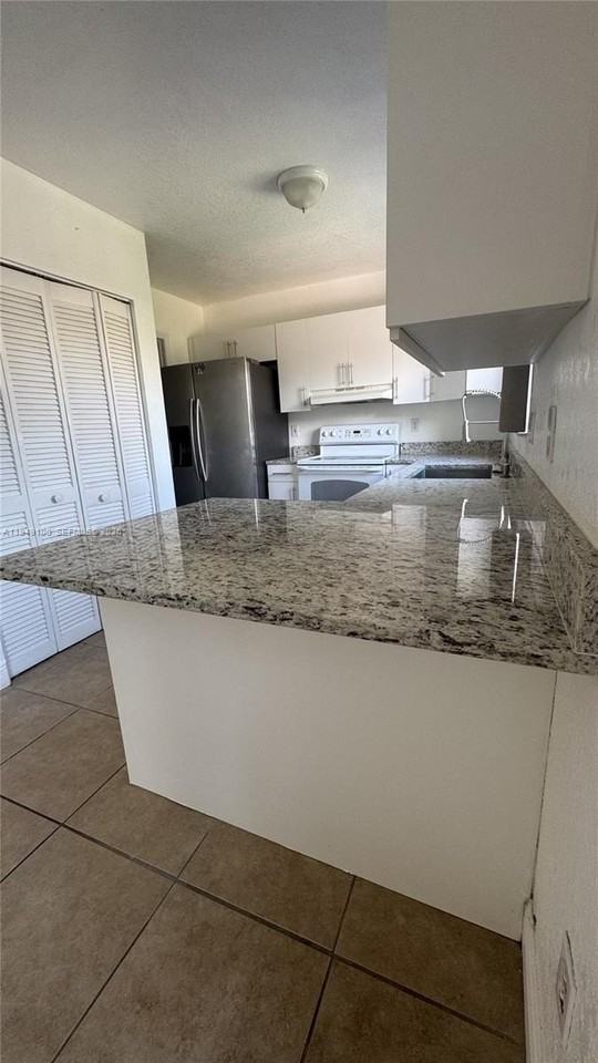 915 Se 13th Rd - Photo 5 of 23