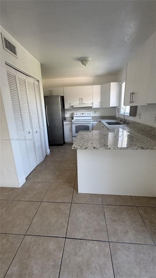 915 Se 13th Rd - Photo 6 of 23