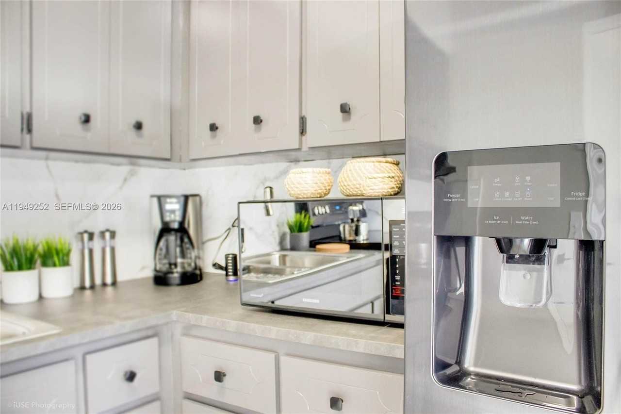 755 Nw 43rd St - Photo 3 of 26