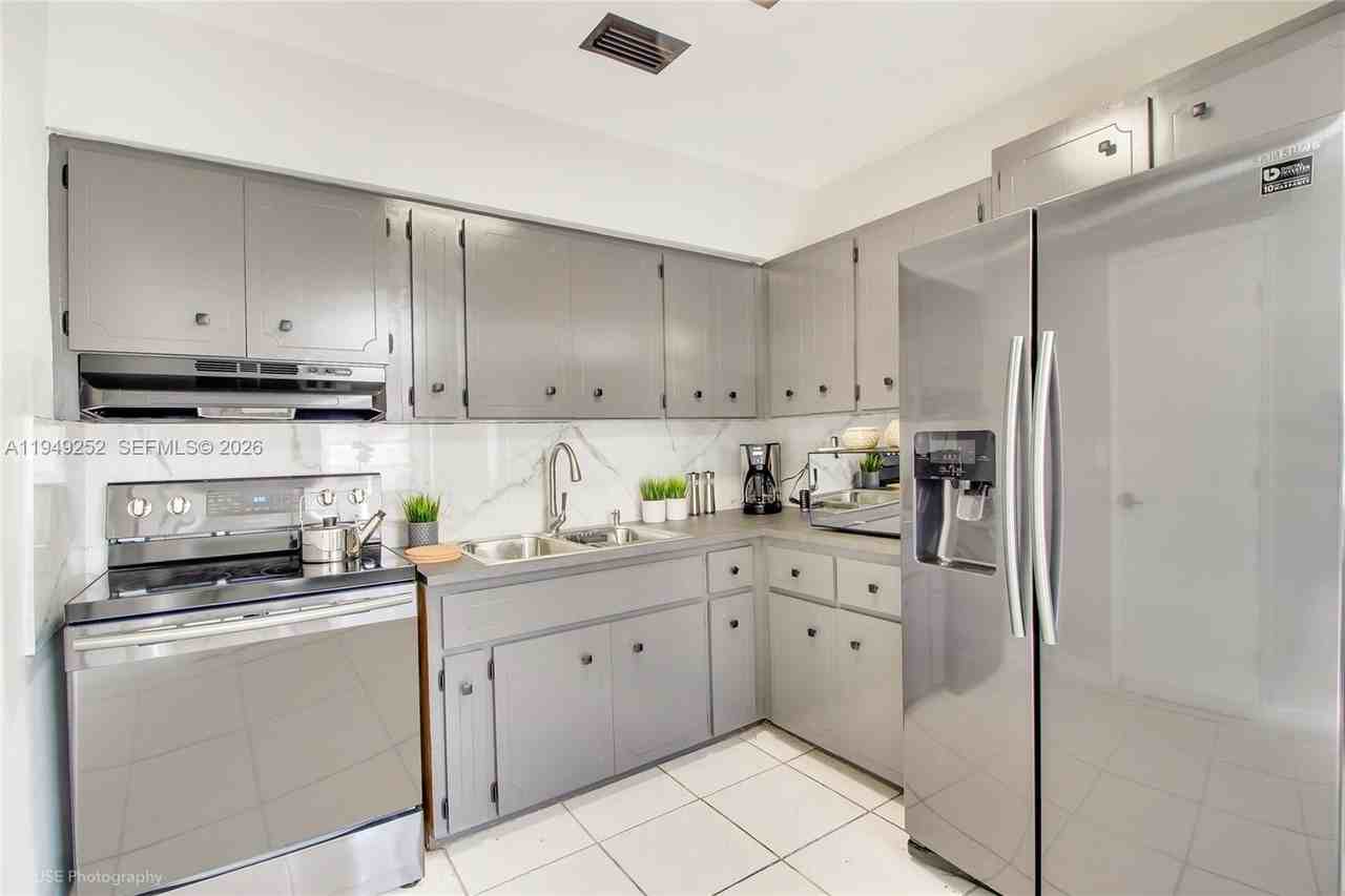 755 Nw 43rd St - Photo 4 of 26