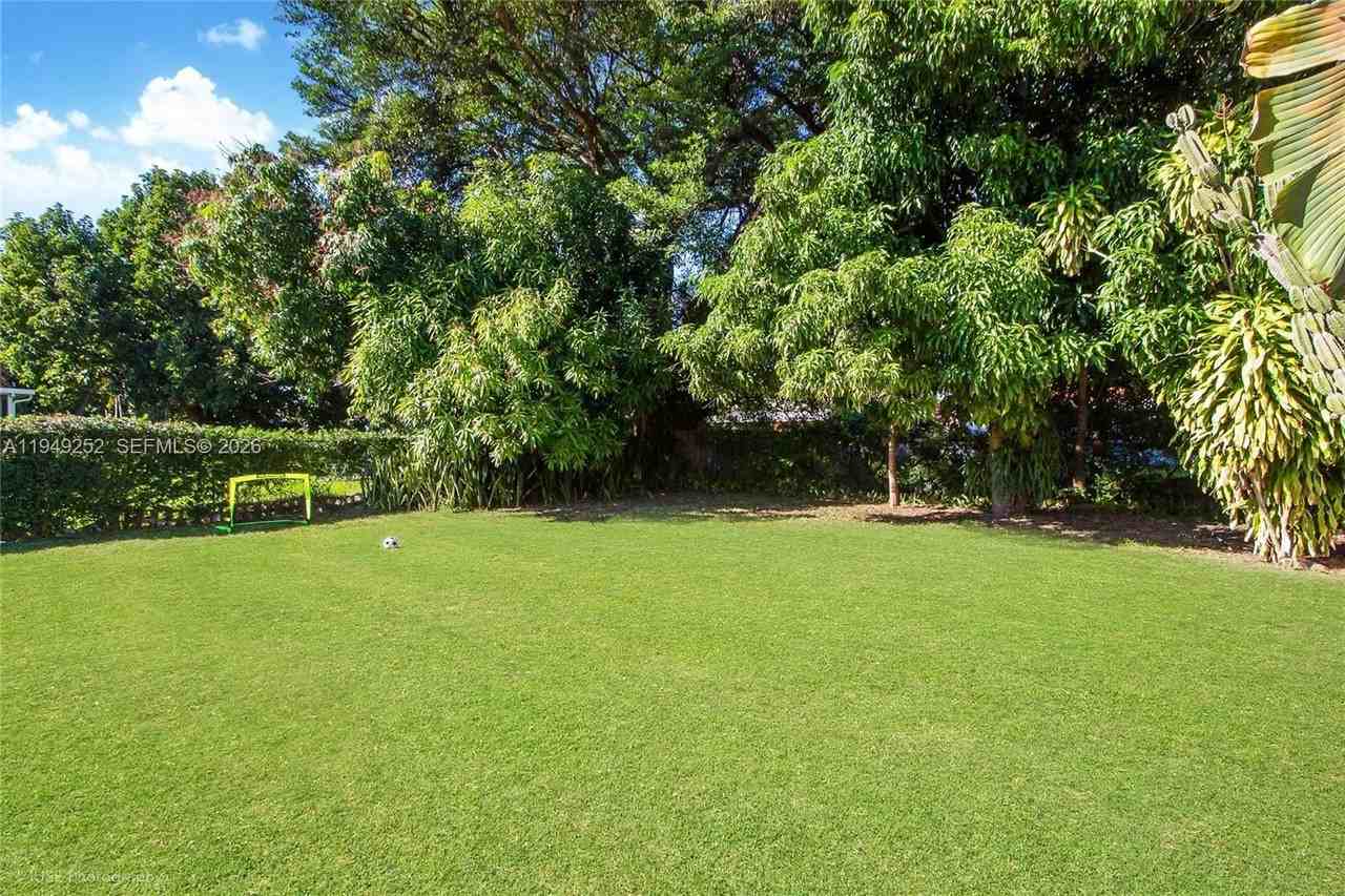 755 Nw 43rd St - Photo 7 of 26