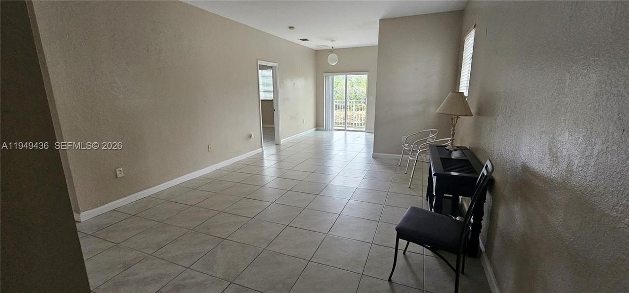 2711 Ne 4th St #204 - Photo 3 of 13