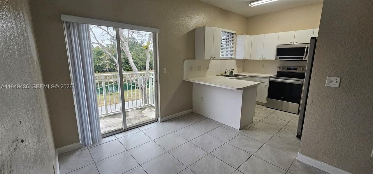 2711 Ne 4th St #204 - Photo 7 of 13