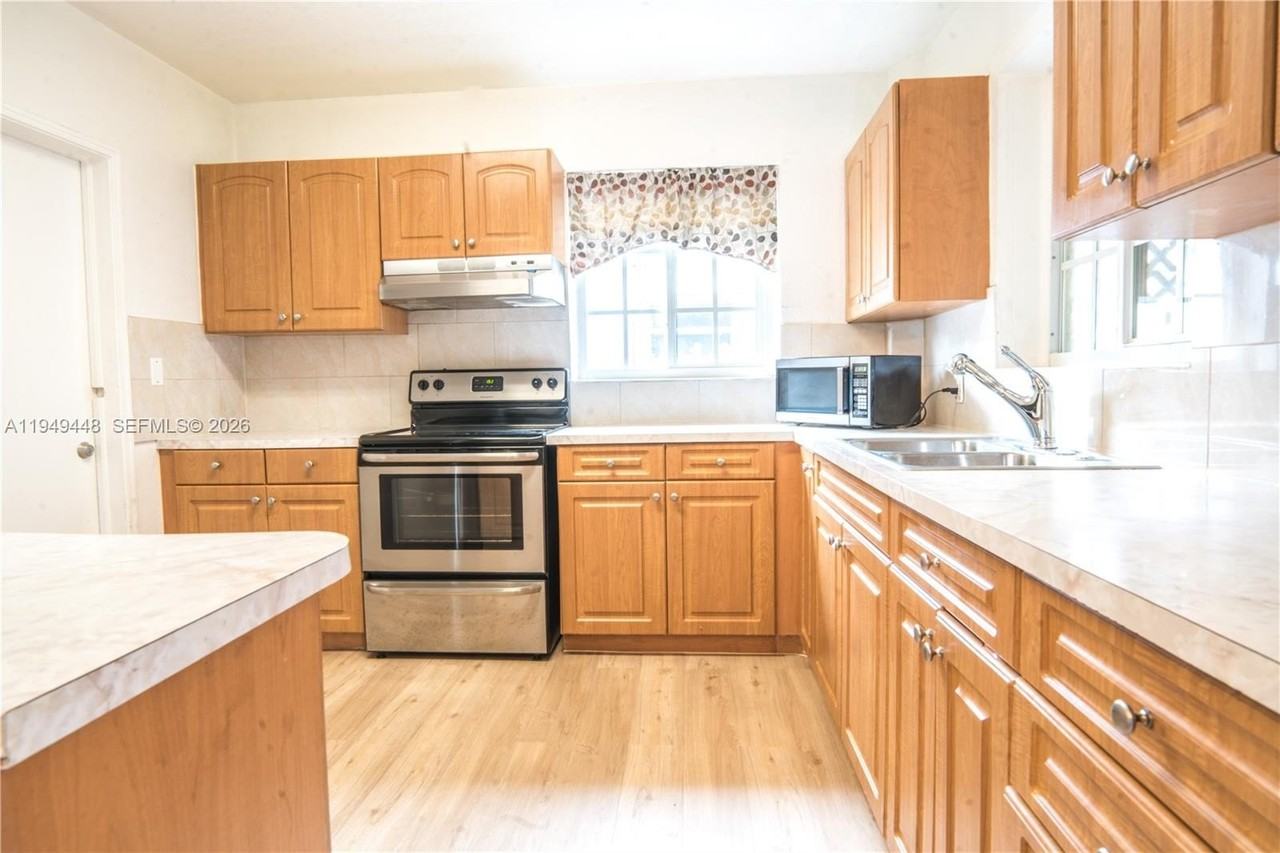 5807 Sw 41st St - Photo 2 of 26