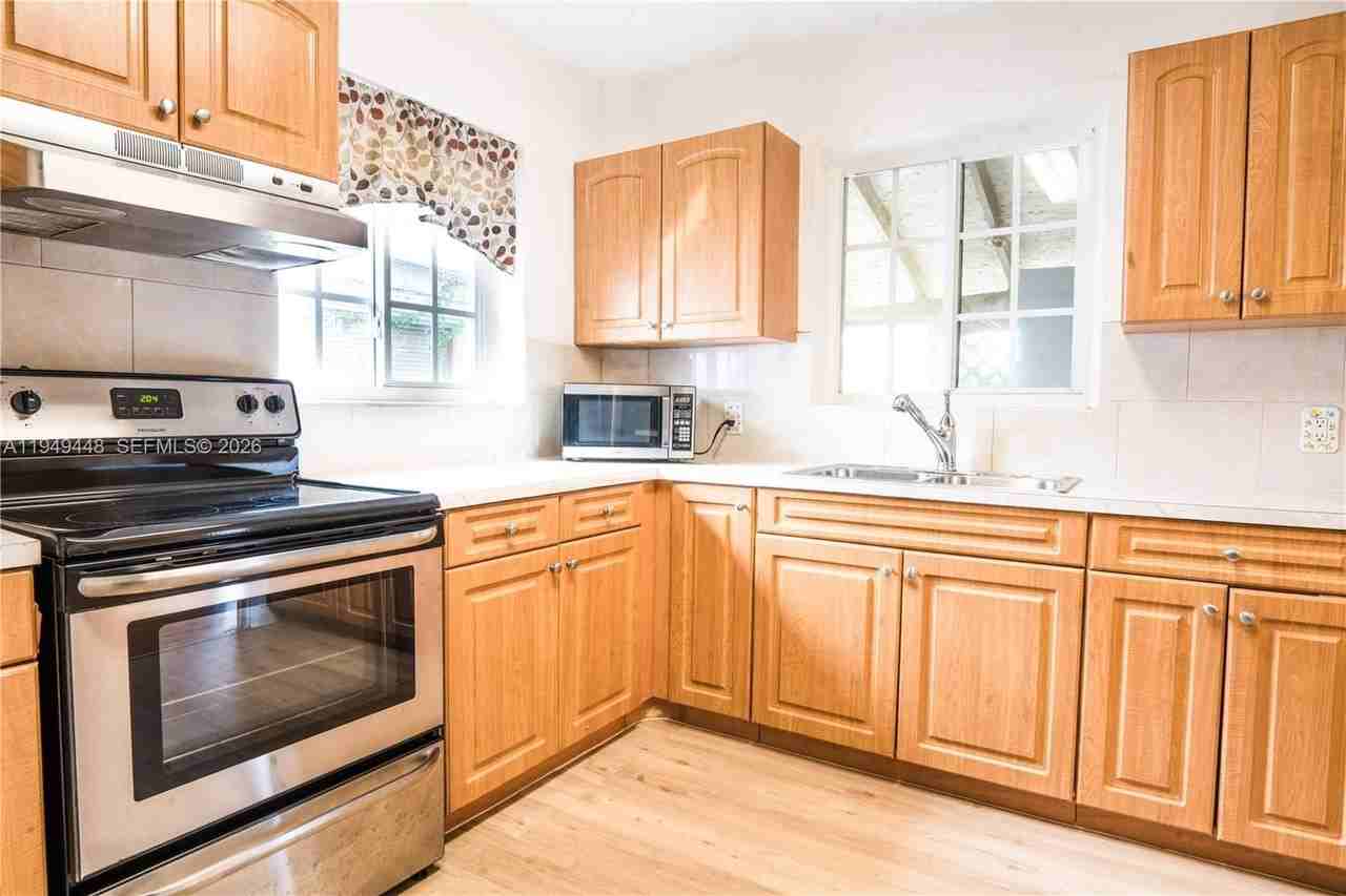 5807 Sw 41st St - Photo 4 of 26