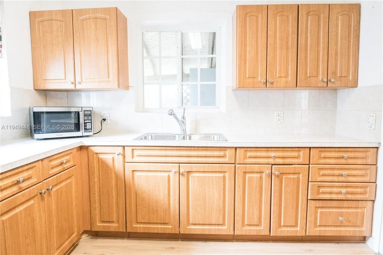 5807 Sw 41st St - Photo 7 of 26