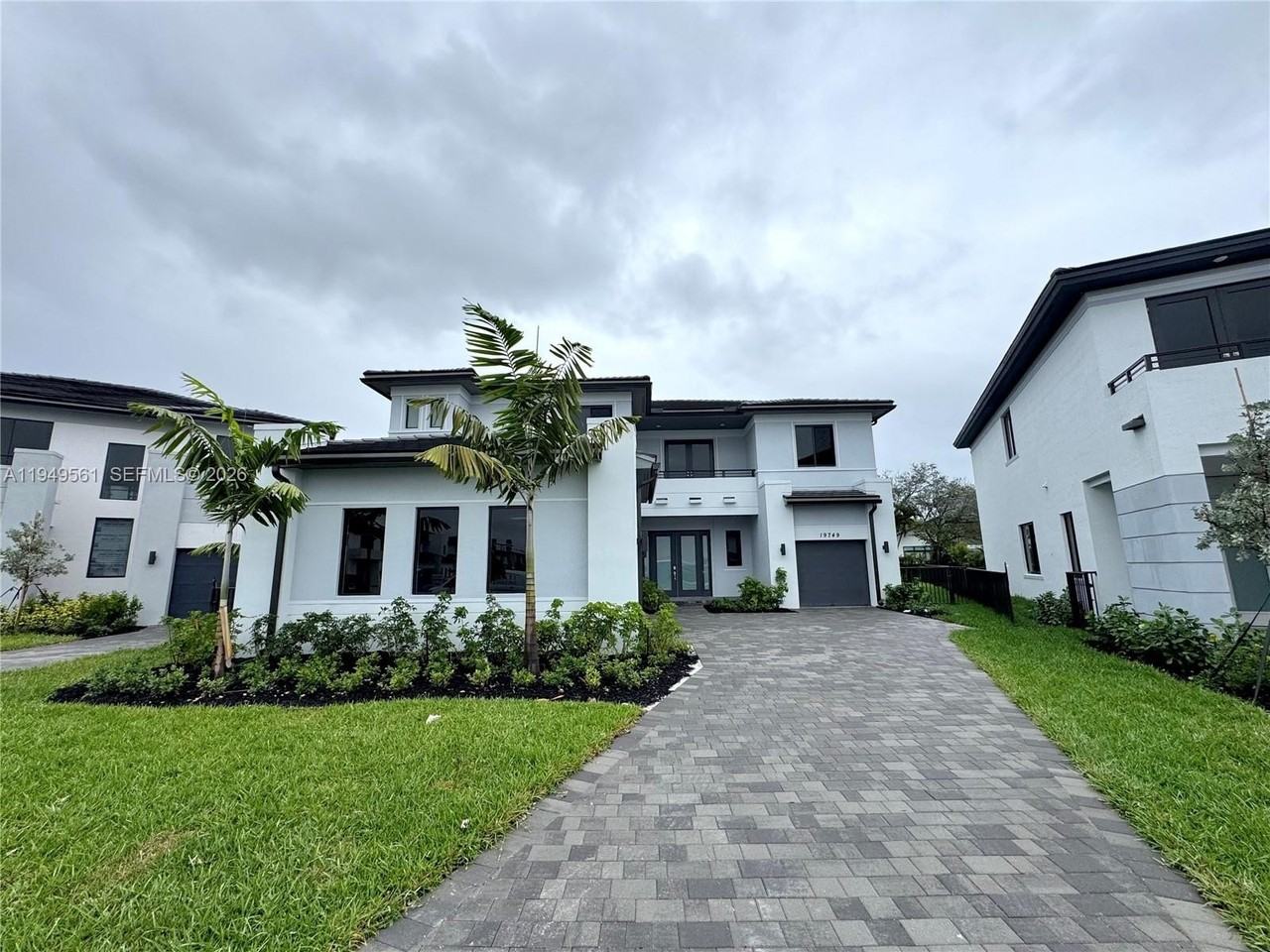 19749 Ne 16th Ave #19749 - Photo 4 of 50