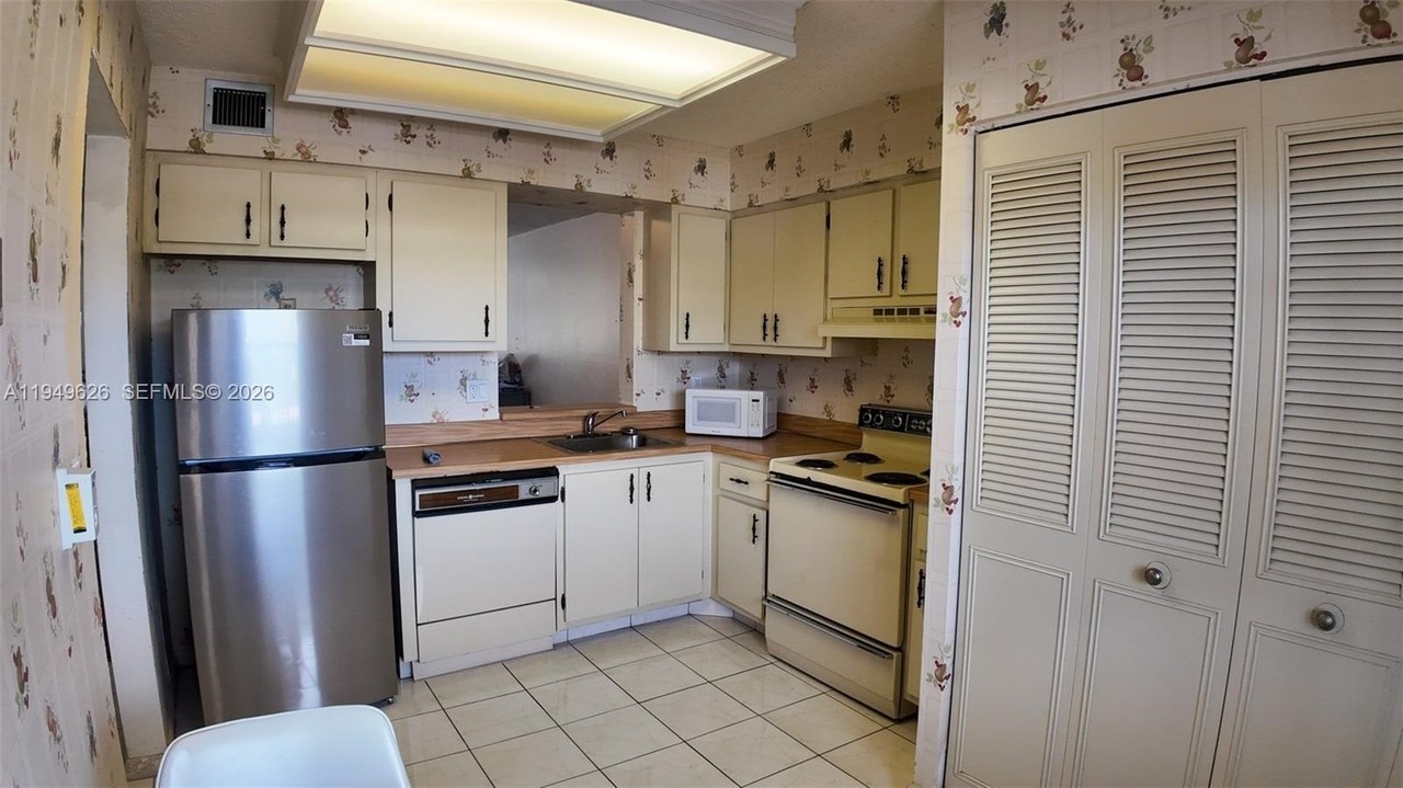 7220 Lake Circle Dr #203 - Photo 5 of 21