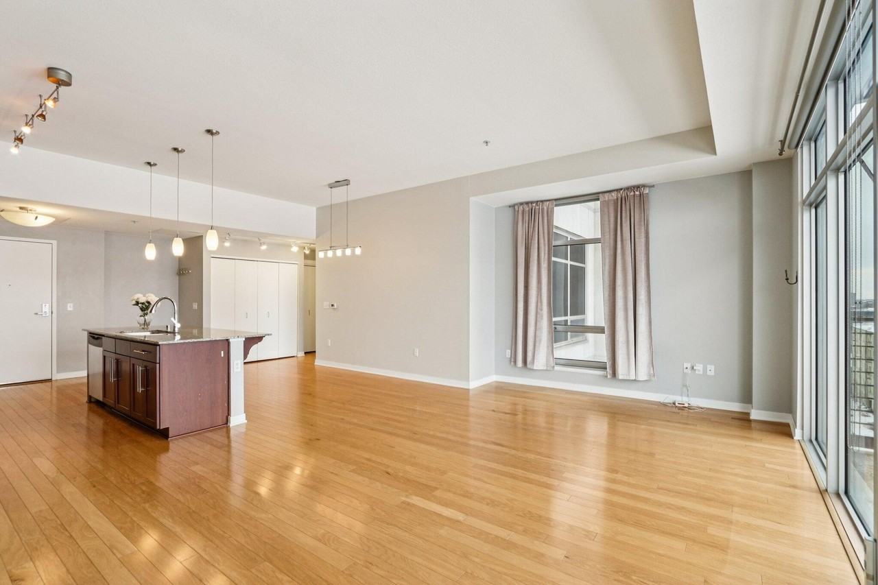 106 W Seeboth St #821 - Photo 3 of 25