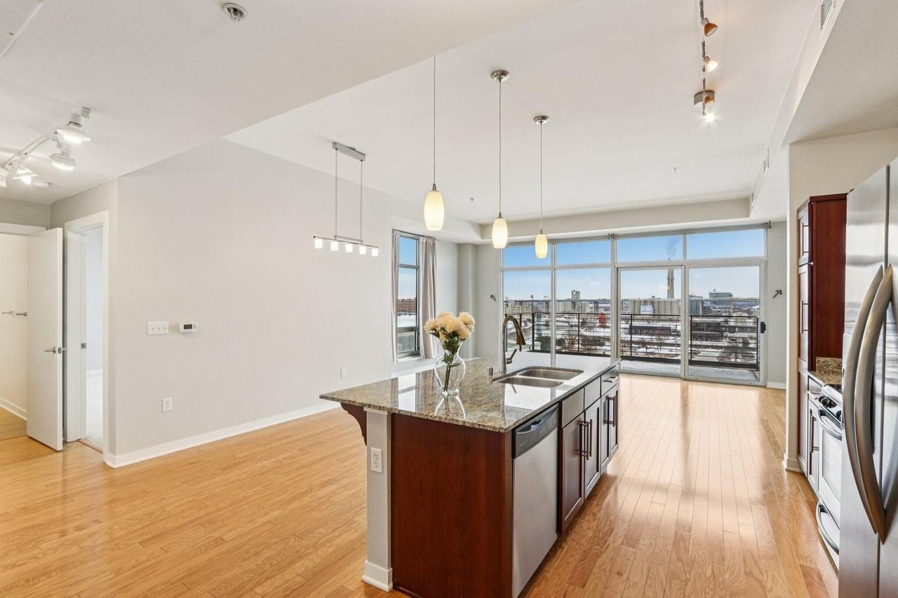 106 W Seeboth St #821 - Photo 4 of 25