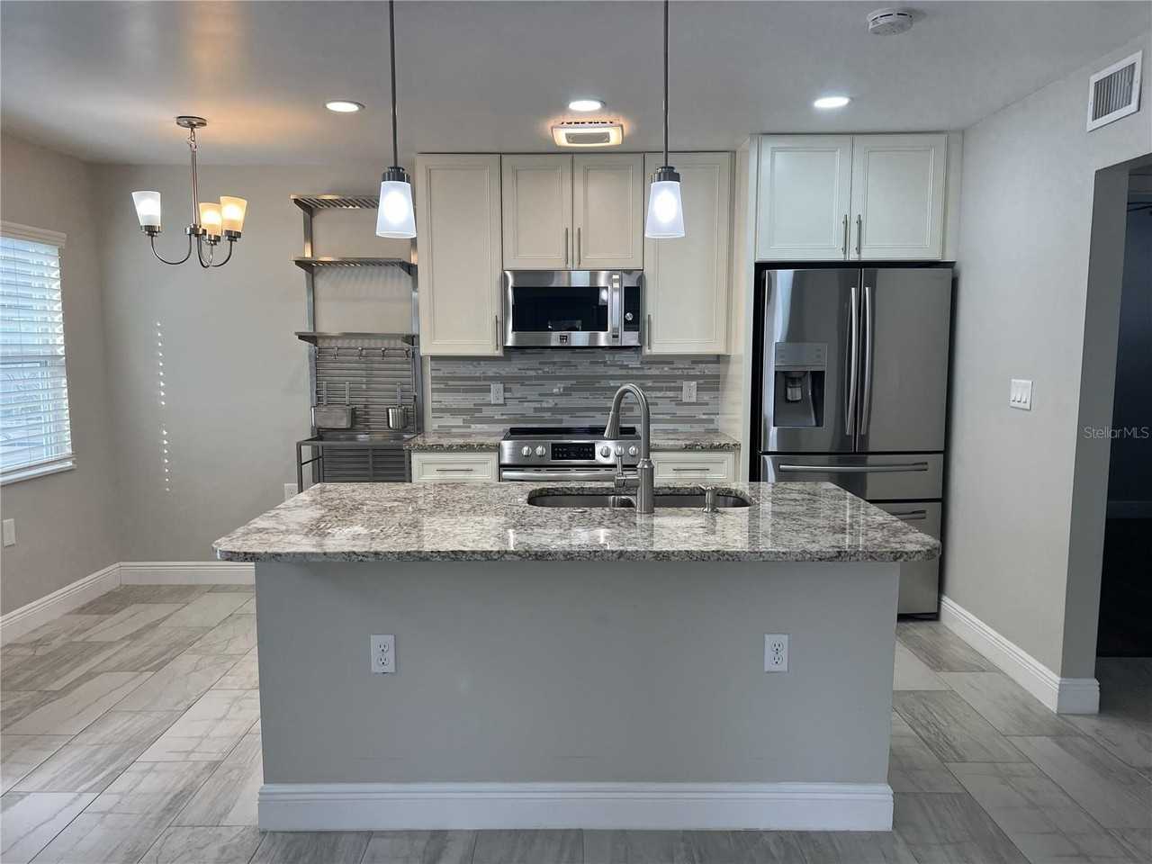 1742 8th St - Photo 4 of 19