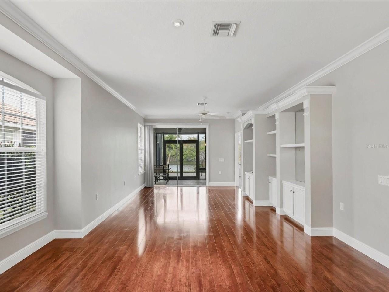 7021 Woodmore Ter - Photo 4 of 36