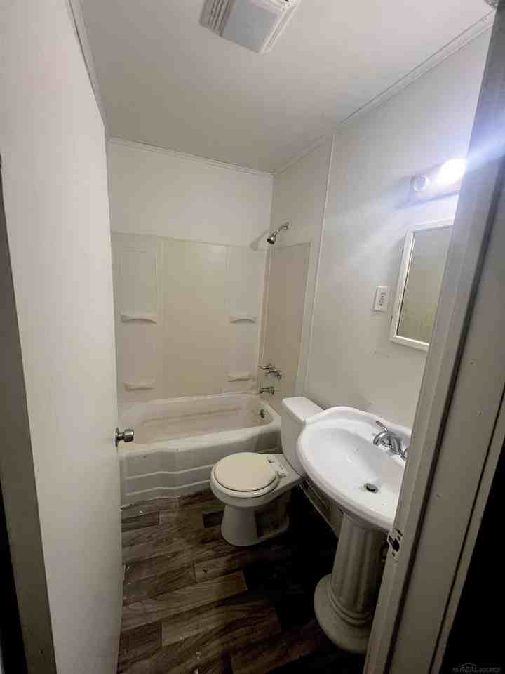 3522 Whitney Ave - Photo 3 of 8