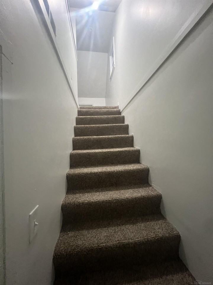 3522 Whitney Ave - Photo 6 of 8