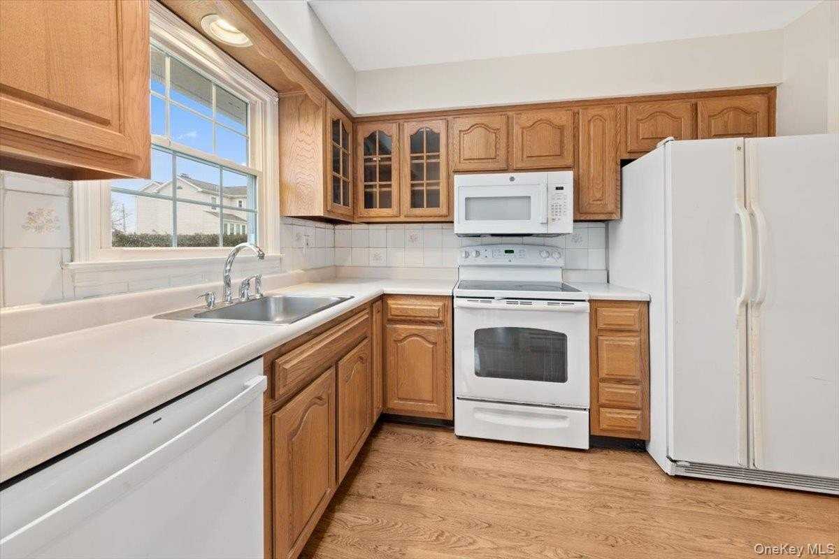 1736 Central St - Photo 4 of 27