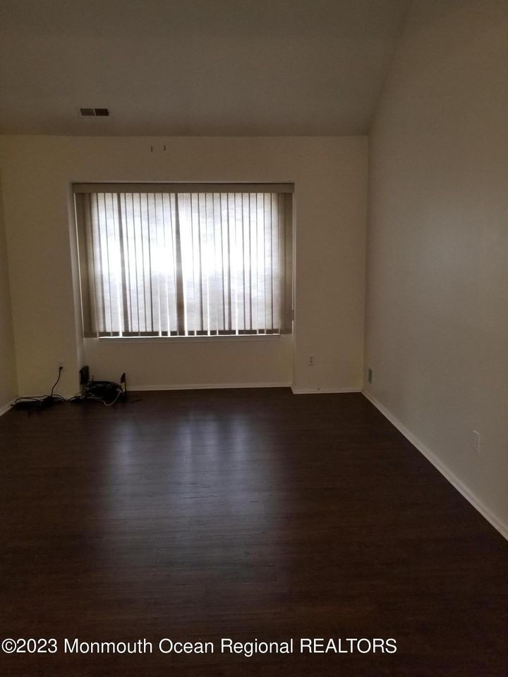 408 Dorchester Way - Photo 2 of 4