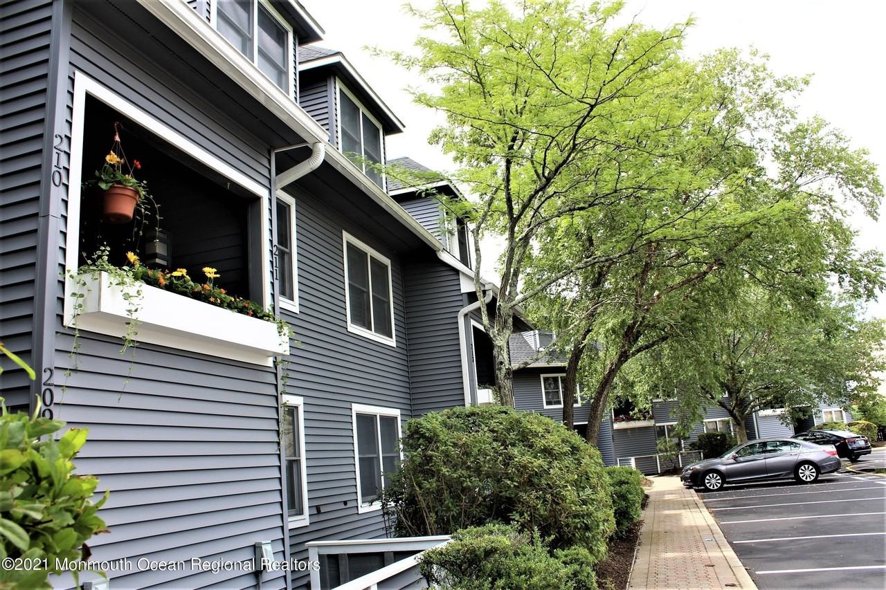 210 Spinnakers Cv - Photo 4 of 33