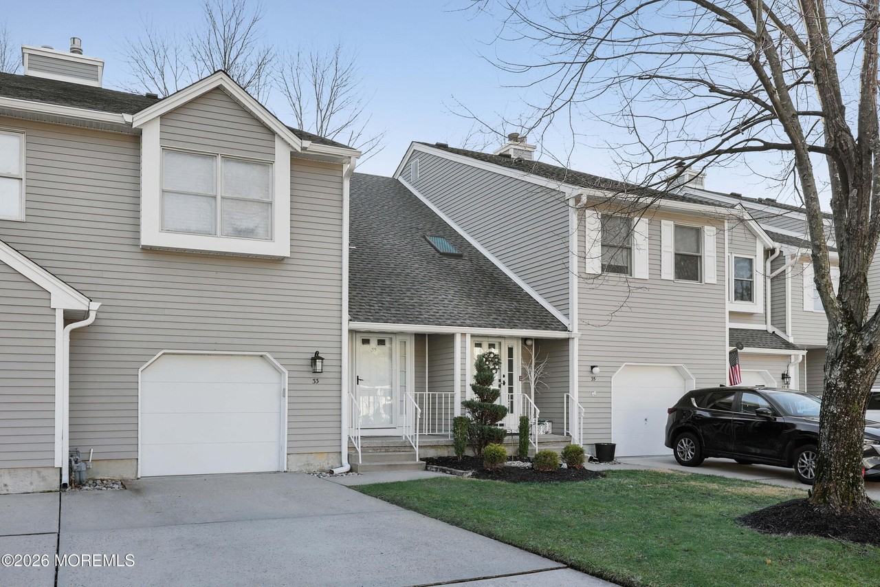 33 Essex Dr - Photo 2 of 38