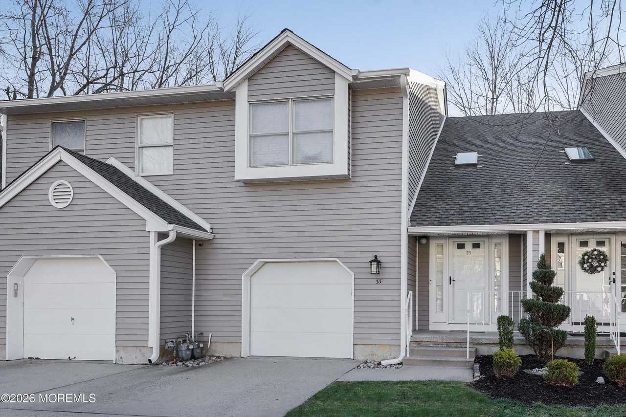 33 Essex Dr - Photo 3 of 38