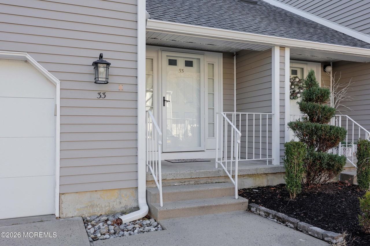 33 Essex Dr - Photo 5 of 38