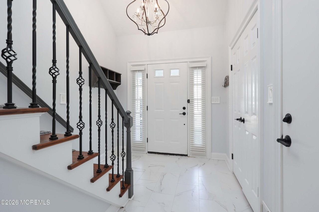 33 Essex Dr - Photo 6 of 38