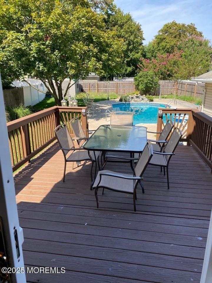 327 Roosevelt Ave - Photo 2 of 12