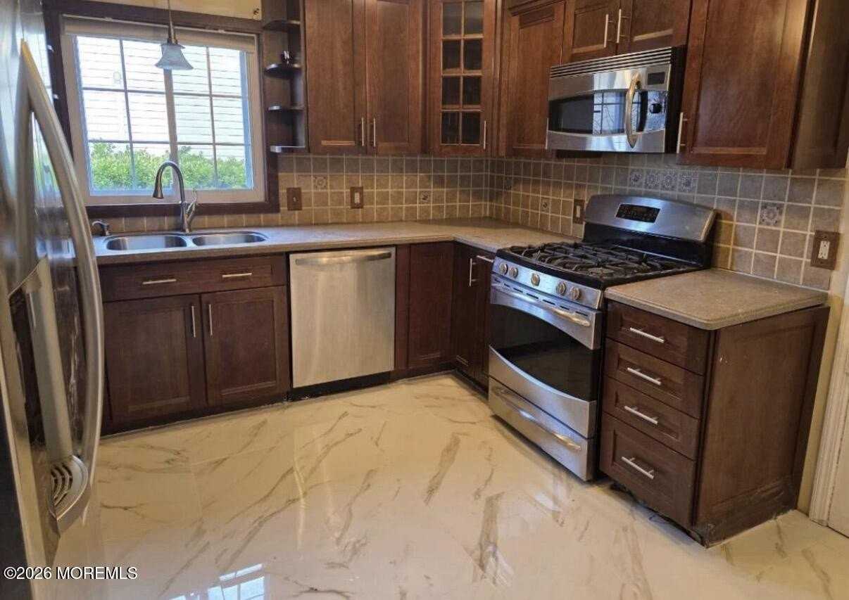 327 Roosevelt Ave - Photo 5 of 12