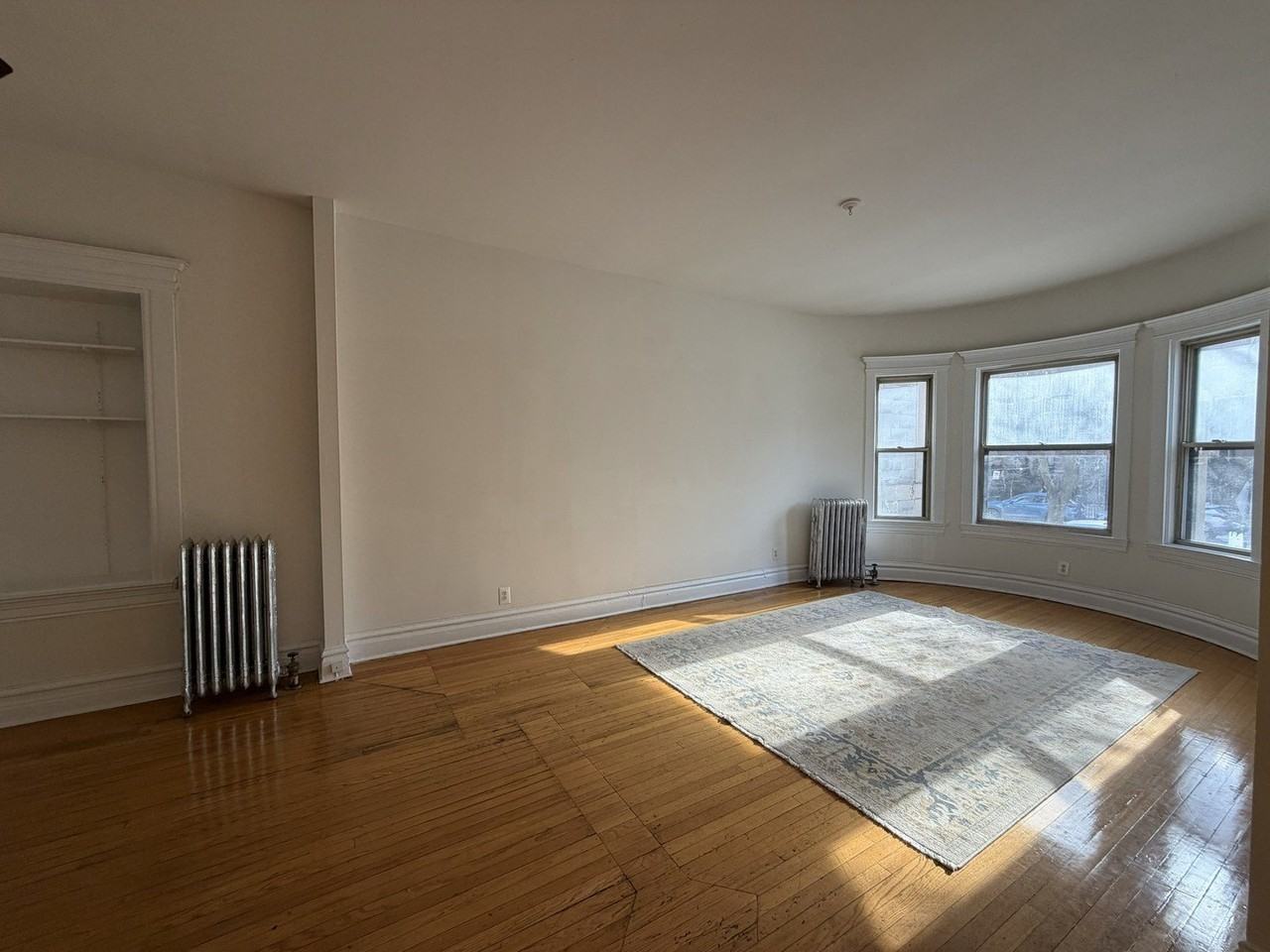 668 W Sheridan Rd Apt 1 #1 - Photo 2 of 19