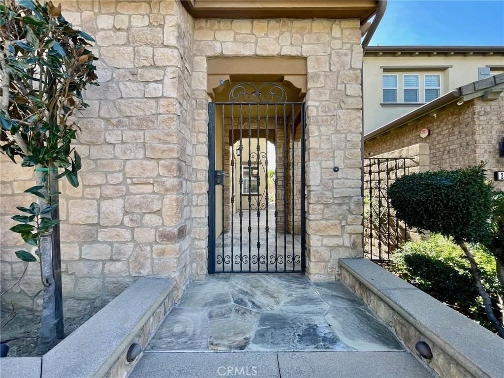 2652 E Temblor Ranch Dr - Photo 3 of 50