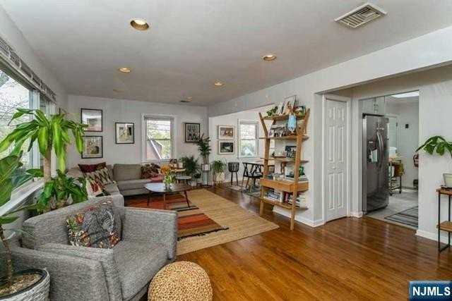 160 Magnolia Ave - Photo 4 of 25