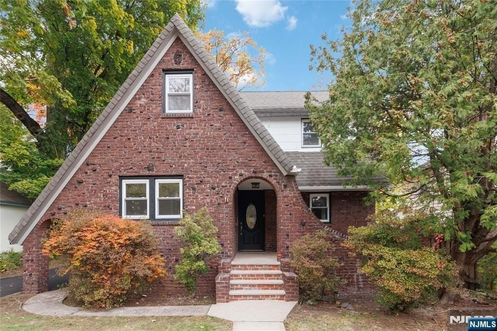 451 Sagamore Ave - Photo 2 of 35