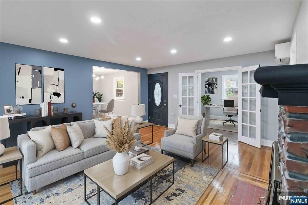 451 Sagamore Ave - Photo 4 of 35